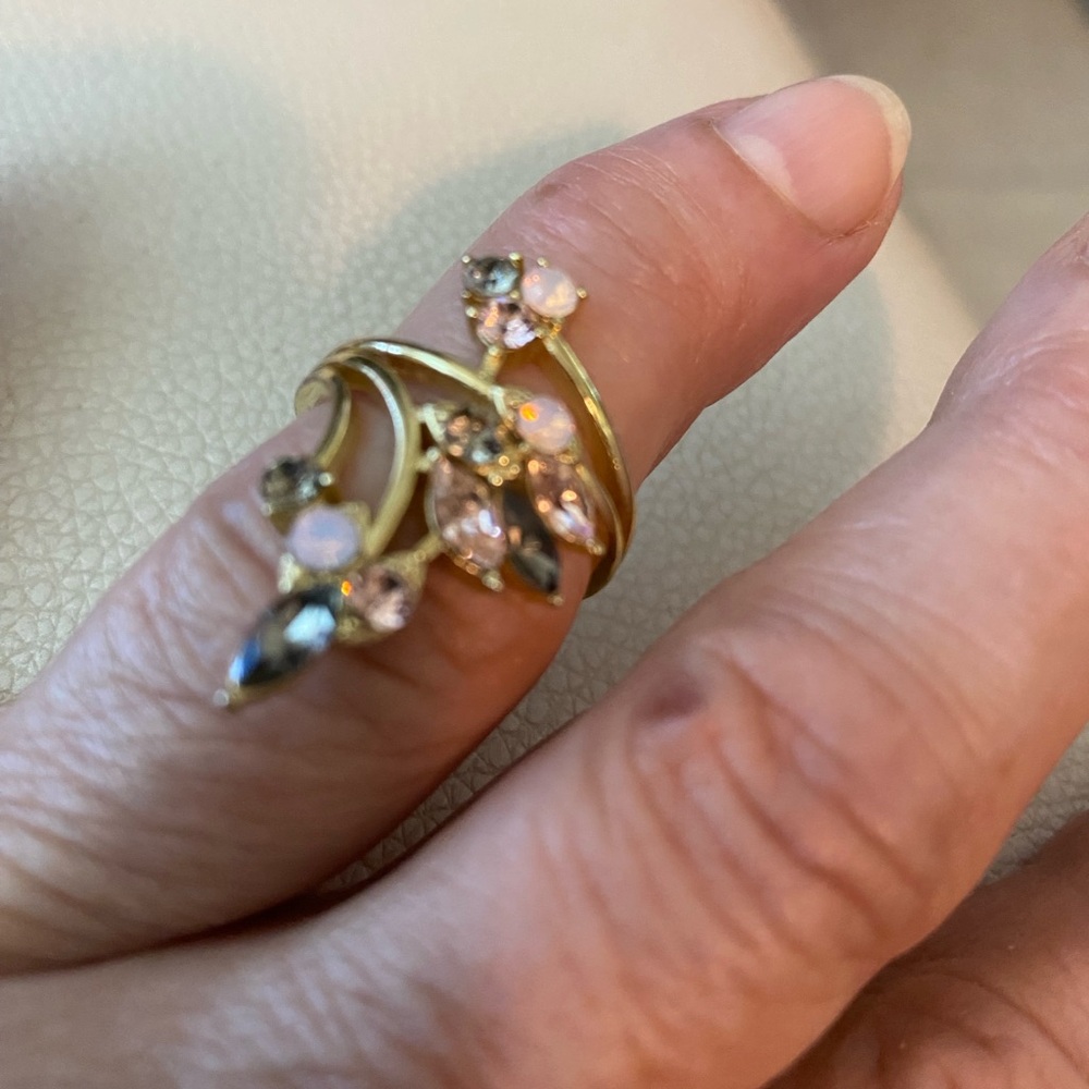 Elegant Gold and Pink Leaf Ring